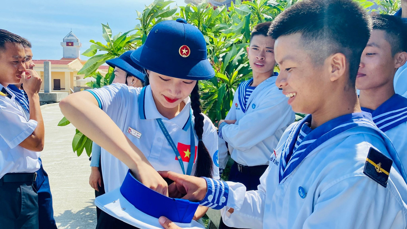 Vũ Thị Ngọc giao lưu với các chiến sĩ tại Trường Sa trong chuyến Hành trình Sinh viên với biển, đảo Tổ quốc năm 2023 tại huyện đảo Trường Sa. Vũ Thị Ngọc giao lưu với các chiến sĩ tại Trường Sa trong chuyến Hành trình Sinh viên với biển, đảo Tổ quốc năm 2023 tại huyện đảo Trường Sa.