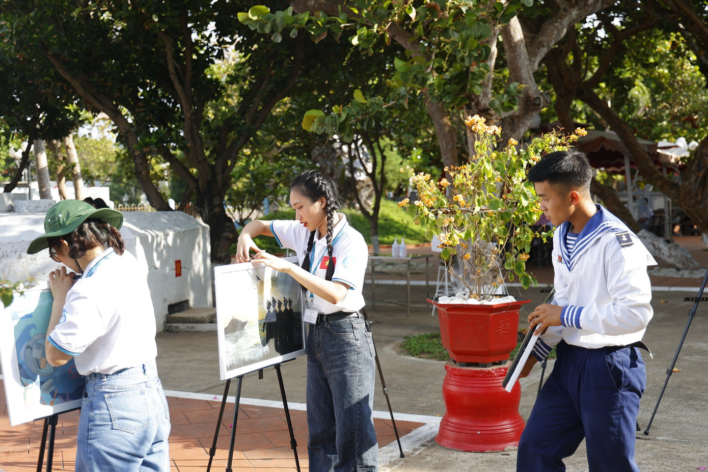 Vũ Thị Ngọc tham gia hoạt động triển lãm tại đảo Trường Sa lớn. Vũ Thị Ngọc tham gia hoạt động triển lãm tại đảo Trường Sa lớn.