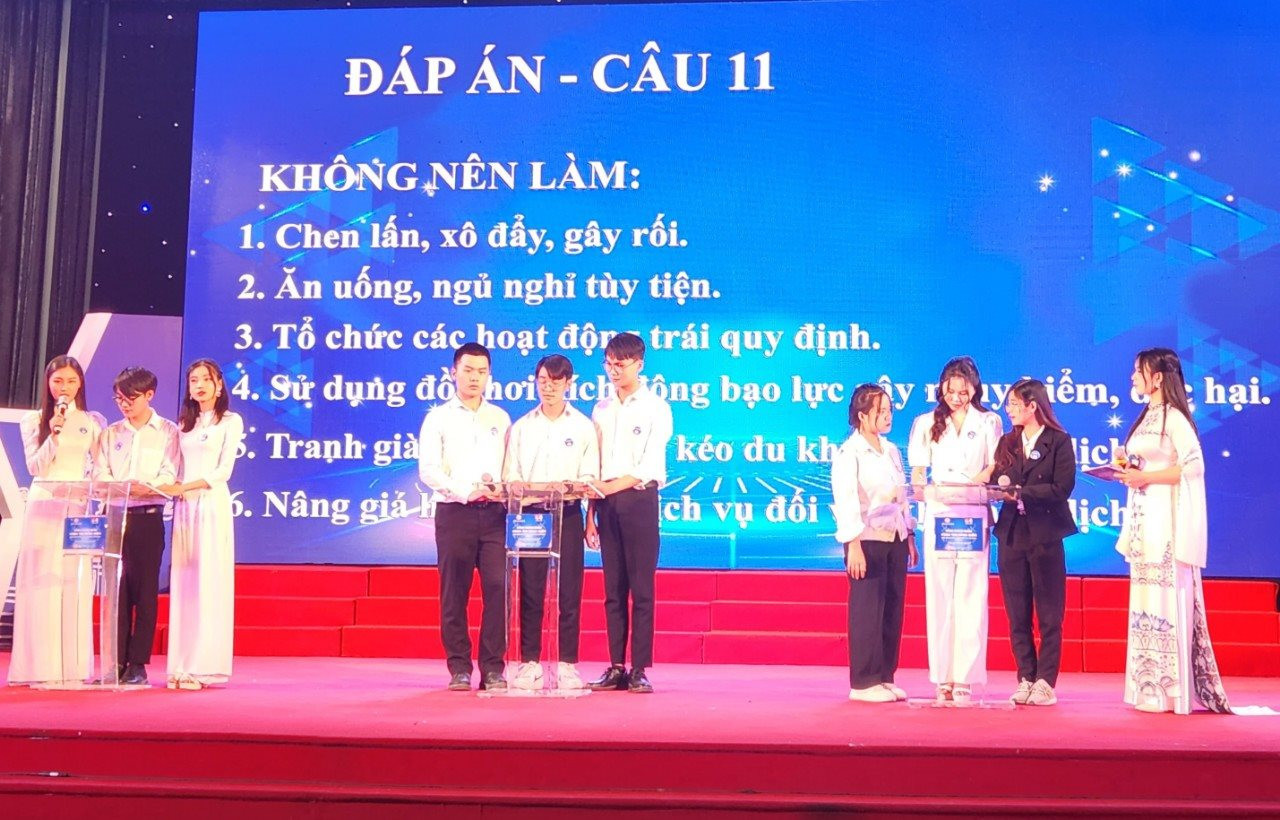 Các đội thi trả lời các câu hỏi xử lý tình huống tại vòng chung khảo Các đội thi trả lời các câu hỏi xử lý tình huống tại vòng chung khảo