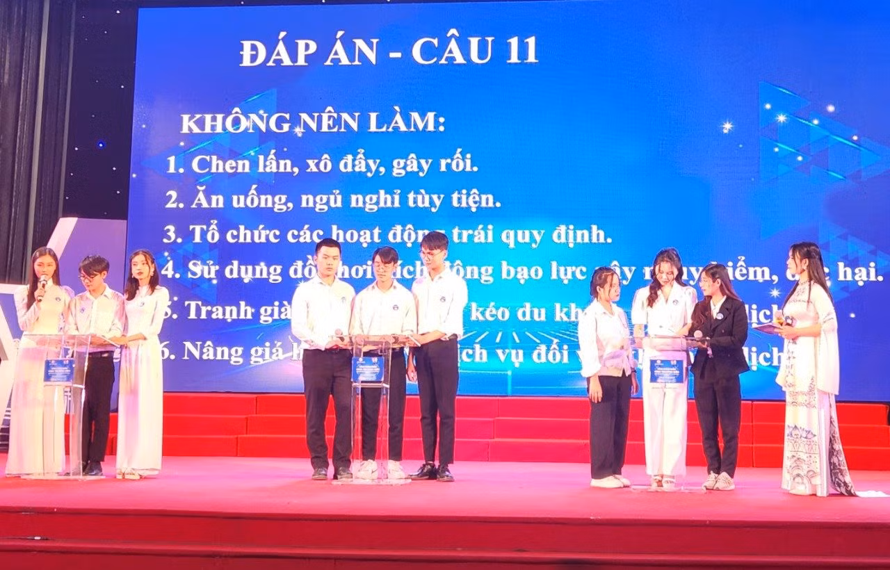 Các đội thi trả lời các câu hỏi xử lý tình huống tại vòng chung khảo