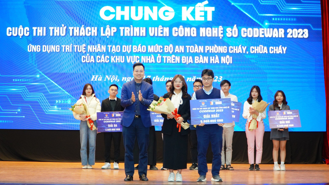 Anh Trần Quang Hưng - Phó Bí thư Thành Đoàn Hà Nội trao giải Nhất cho Team 4-to-Five đến từ Đại học Bách khoa Hà Nội