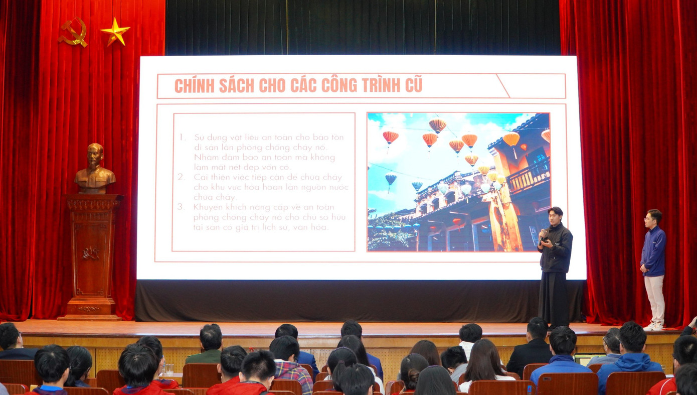 Các đội thi thuyết trình sản phẩm tại vòng chung kết.