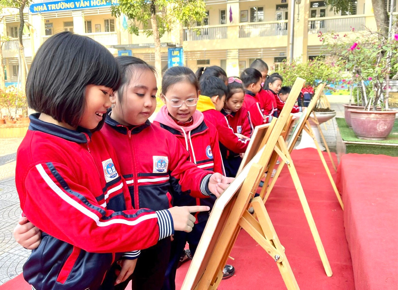 Học sinh Trường Tiểu học Phúc Lợi, Long Biên, Hà Nội xem tranh vẽ "Công viên xanh trường em" Học sinh Trường Tiểu học Phúc Lợi, Long Biên, Hà Nội xem tranh vẽ "Công viên xanh trường em"