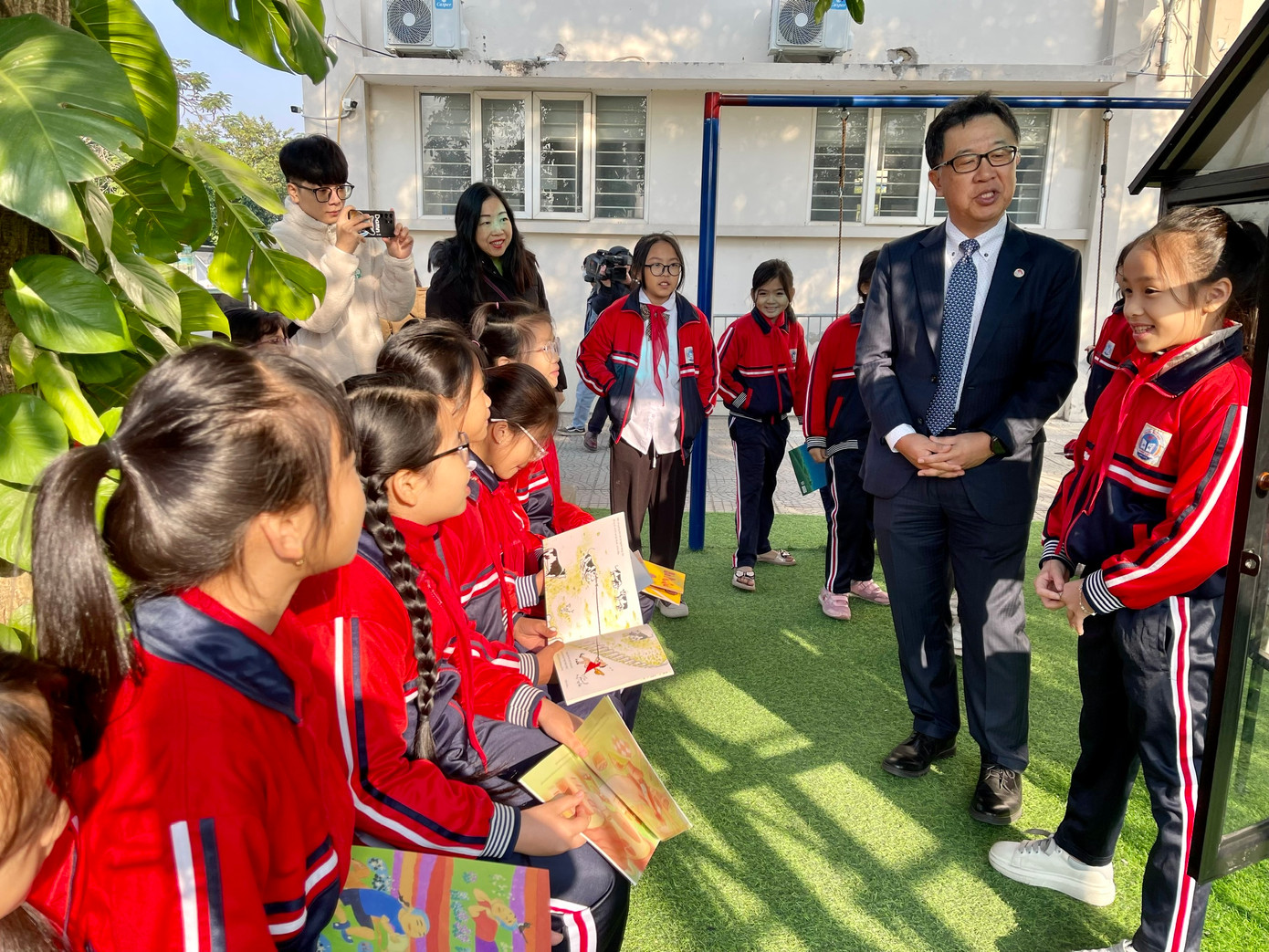 Đại diện Ban tổ chức và học sinh Trường Tiểu học Phúc Lợi, Long Biên, Hà Nội trải nghiệm trong công viên xanh. Đại diện Ban tổ chức và học sinh Trường Tiểu học Phúc Lợi, Long Biên, Hà Nội trải nghiệm trong công viên xanh.