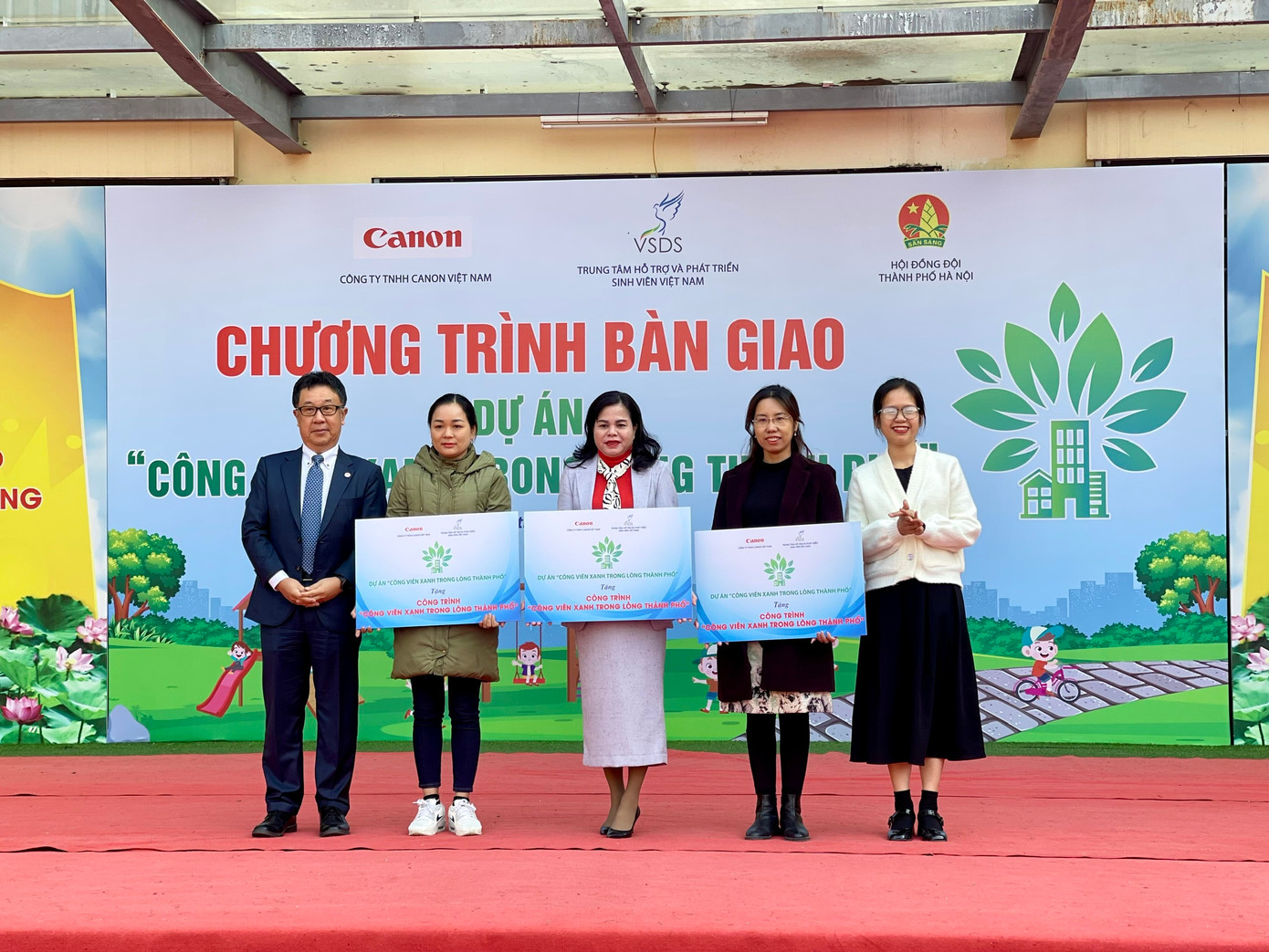 Ban tổ chức bàn giao công viên xanh cho 3 trường tiểu học ở Hà Nội. Ban tổ chức bàn giao công viên xanh cho 3 trường tiểu học ở Hà Nội.