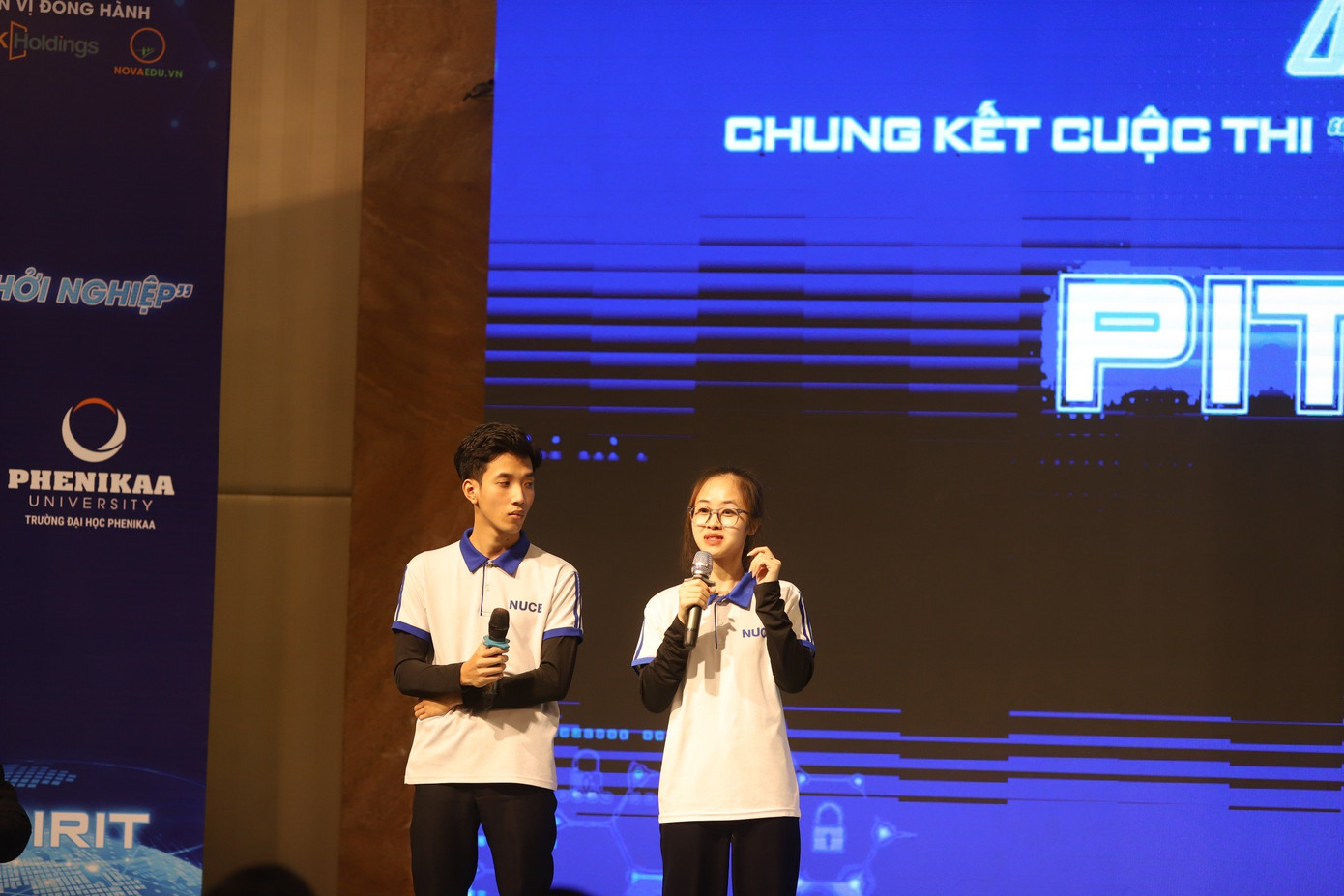 Các đội thuyết trình sản phẩm tại vòng chung kết Các đội thuyết trình sản phẩm tại vòng chung kết