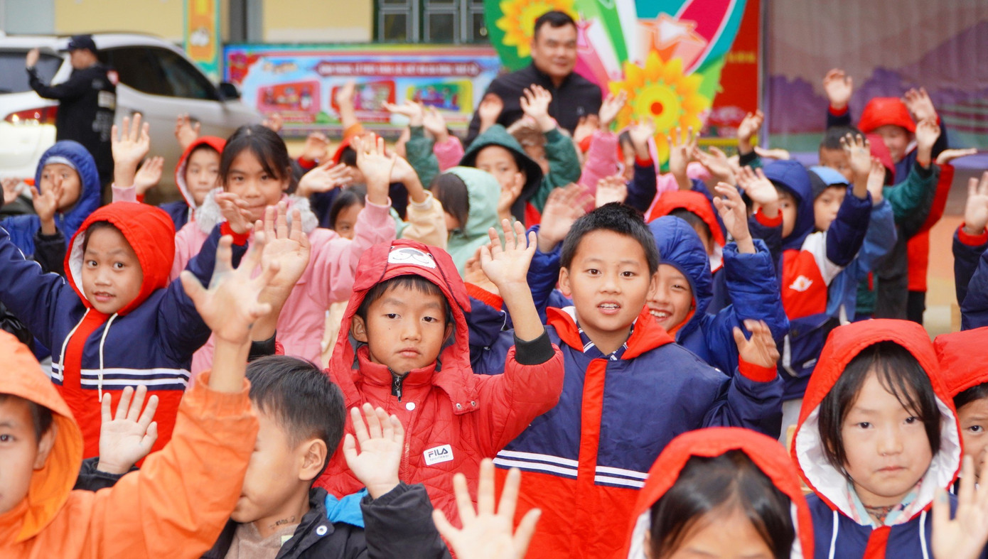 Niềm vui của các em học sinh Si Ma Cai trong những chiếc áo ấm mới.