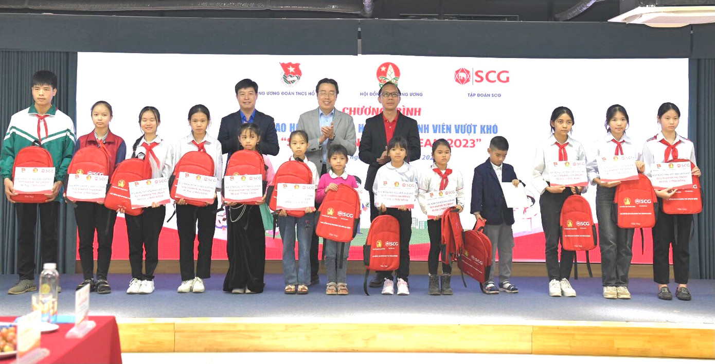 Ban tổ chức trao học bổng SCG Sharing The Dream 2023 học sinh, sinh viên có hoàn cảnh khó khăn. Ban tổ chức trao học bổng SCG Sharing The Dream 2023 học sinh, sinh viên có hoàn cảnh khó khăn.