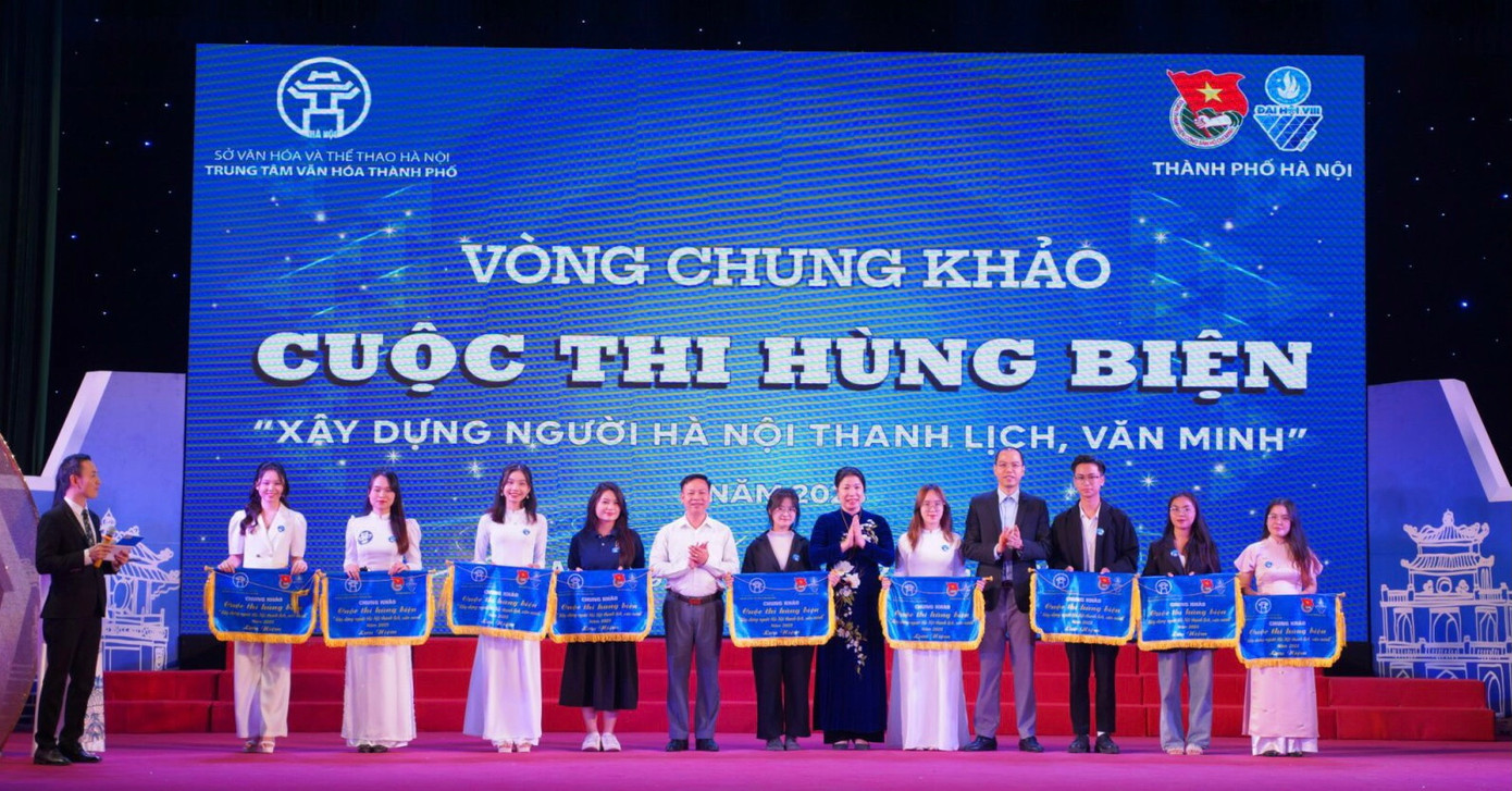 Ban tổ chức trao cờ cho các đội vào vào chung khảo Ban tổ chức trao cờ cho các đội vào vào chung khảo