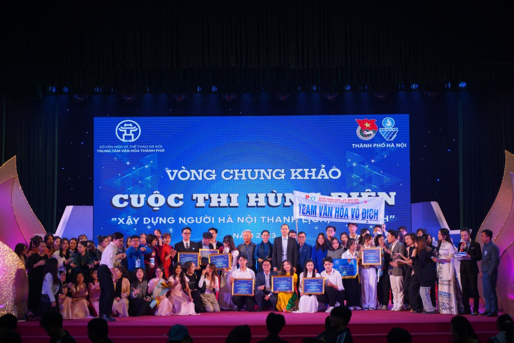 Ban tổ chức chúc mừng các đội đạt giải tại cuộc thi Ban tổ chức chúc mừng các đội đạt giải tại cuộc thi