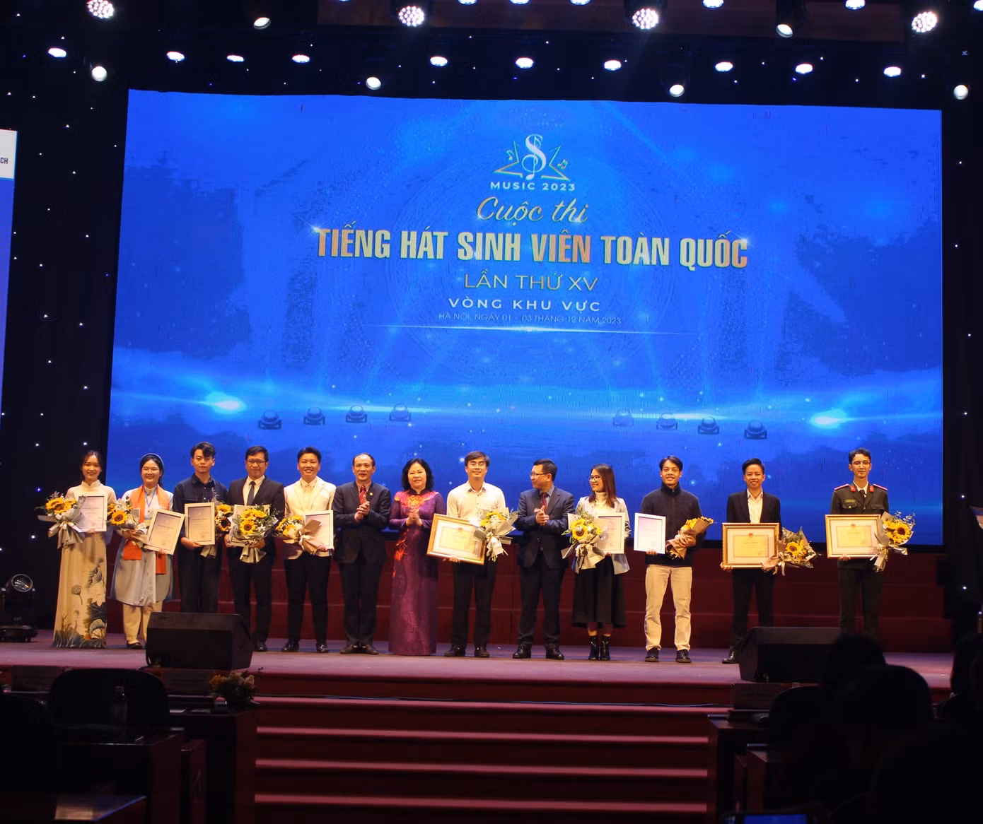 Ban tổ chức trao thưởng cho các đoàn đạt giải. Ảnh: Vũ Minh