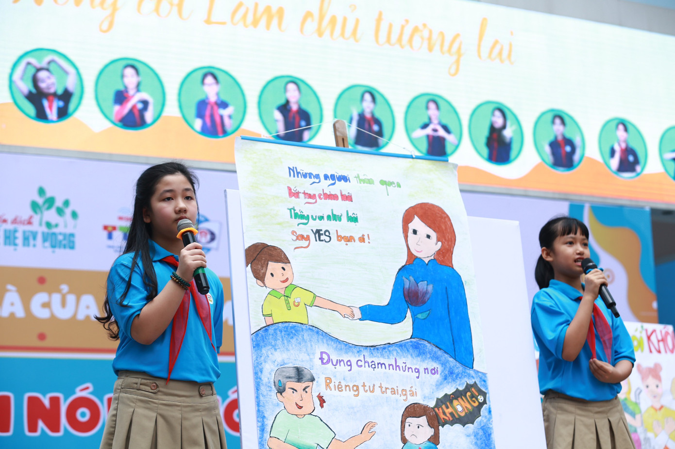 Các em học sinh truyền thông điệp và các kỹ năng tự bảo vệ ranh giới cơ thể mình thông qua các bài thuyết trình, các ấn phẩm truyền thông ấn tượng. Ảnh: Bảo Anh