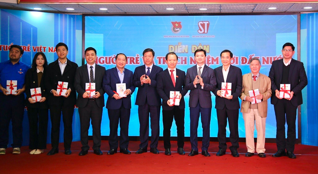 Ban tổ chức tặng cuốn sách “Người trẻ có sợ trách nhiệm” cho đại biểu tham gia diễn đàn.