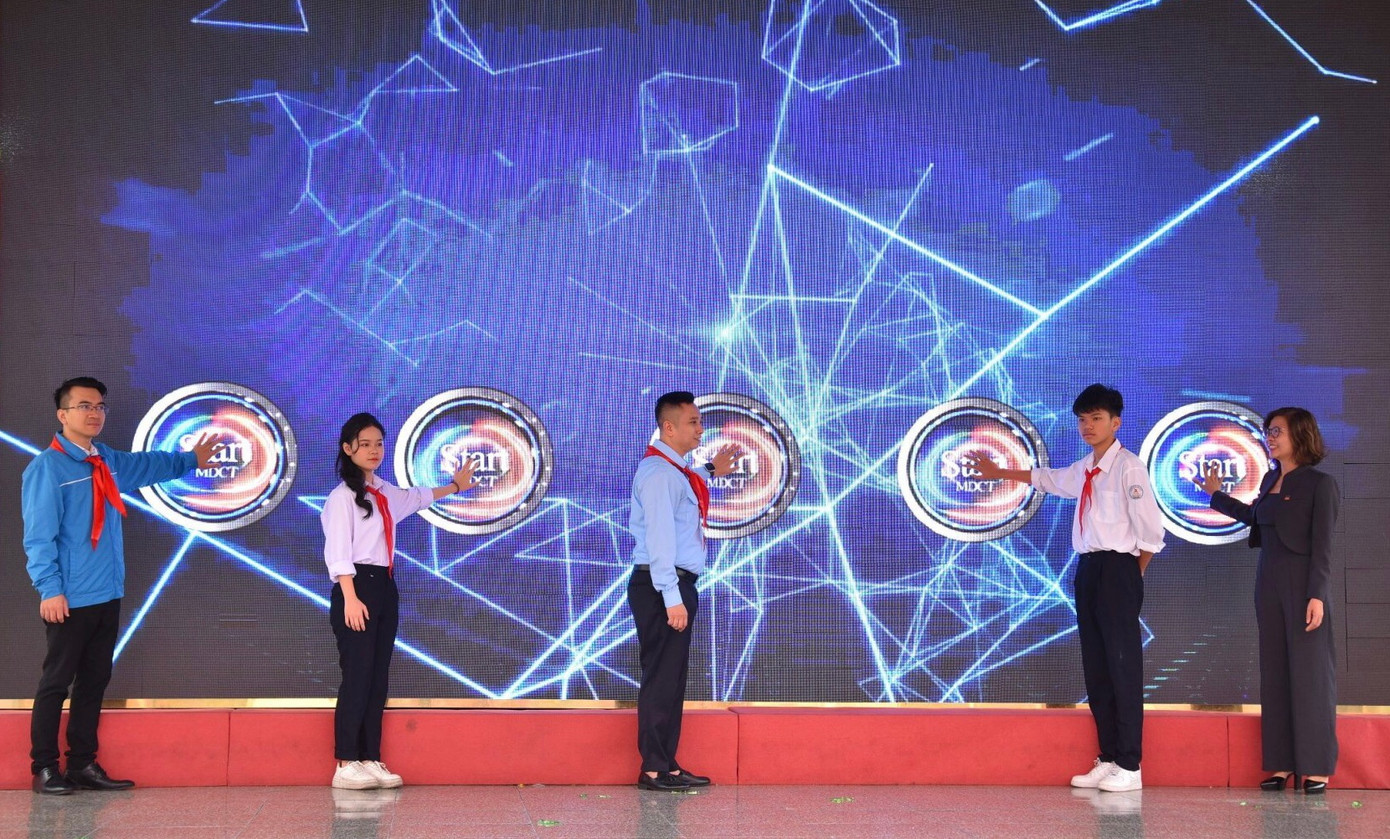 Các đại biểu thực hiện nghi thức phát động chương trình “Vươn cao ước mơ” năm 2023.