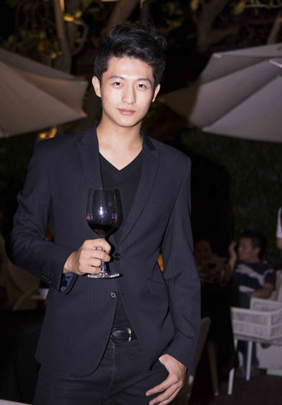 Hary Lu xuất hiện tại buổi lễ. Anh cũng mời vào một vai phụ trong phim