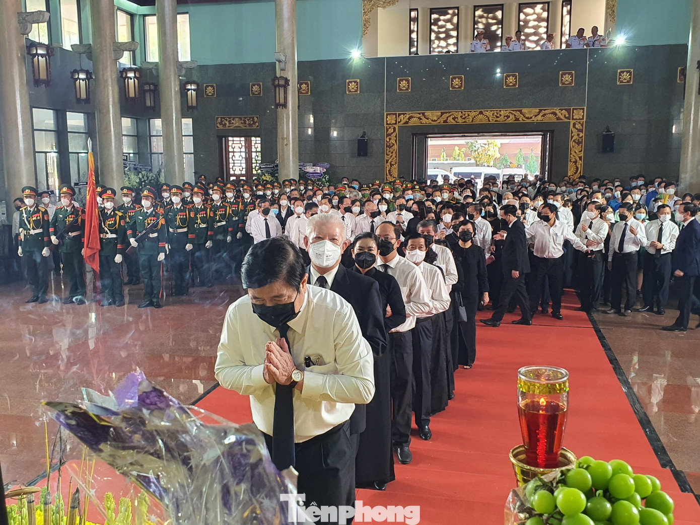 Lãnh đạo Trung ương, TPHCM, gia đình và người dân thắp nén nhang tiễn biệt bà Ngô Thị Huệ.