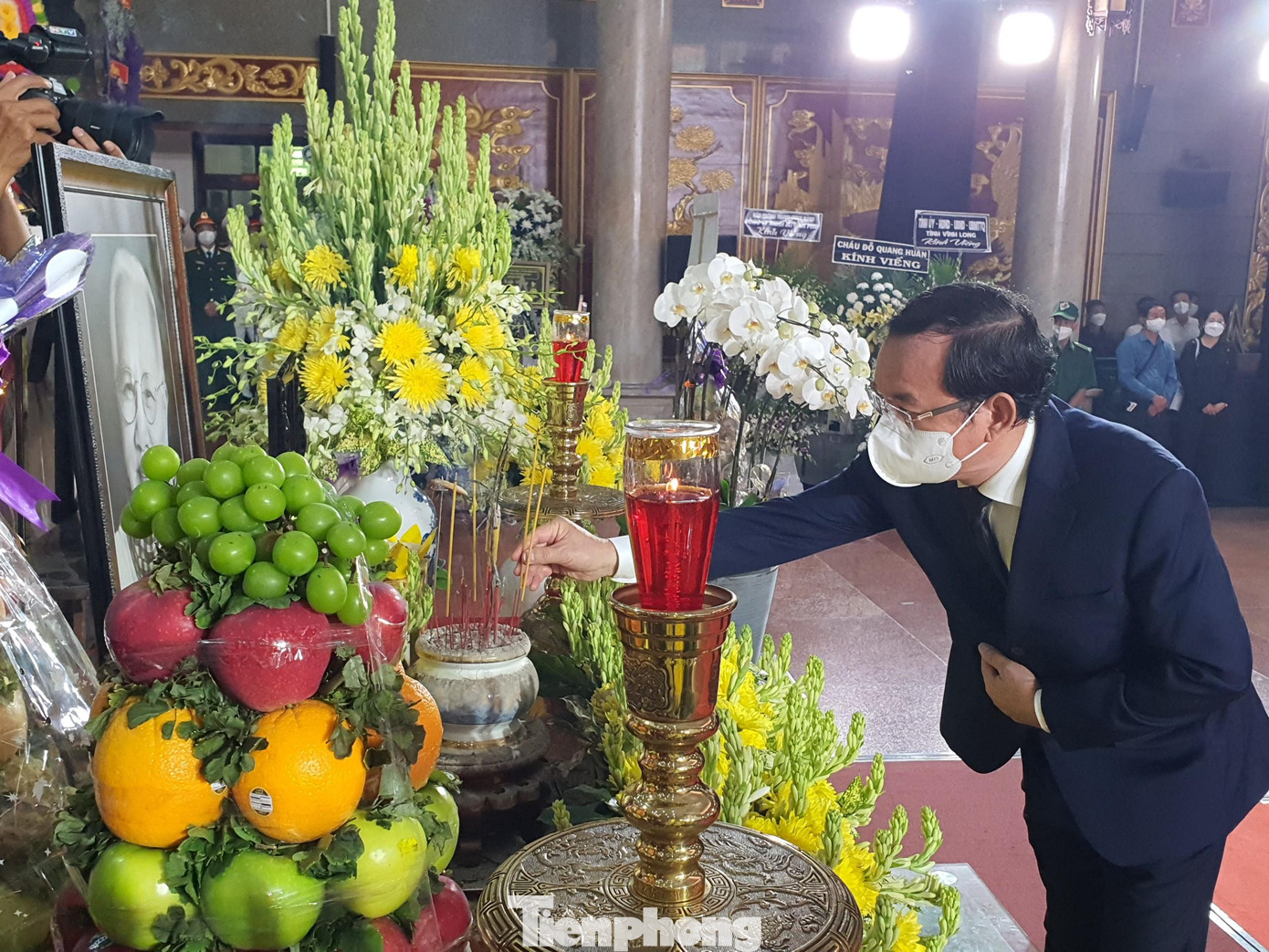 Ông Nguyễn Văn Nên thắp nhang tiễn biệt bà Bảy Huệ.