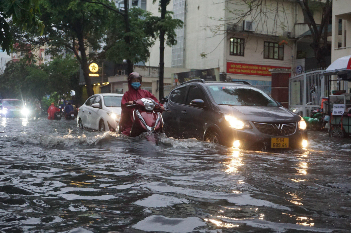 Đường thường xuyên ngập nặng khiến cuộc sống người dân bị đảo lộn.