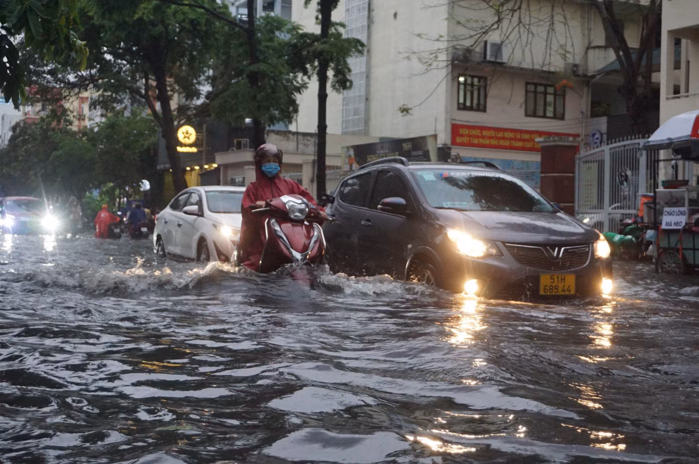 Đường thường xuyên ngập nặng khiến cuộc sống người dân bị đảo lộn. Đường thường xuyên ngập nặng khiến cuộc sống người dân bị đảo lộn.