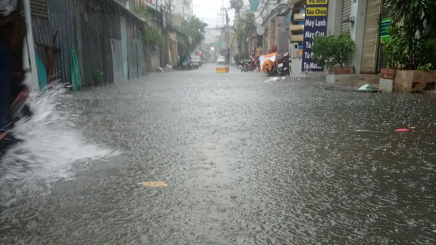 Trung tâm dự báo Khí tượng Thủy văn khu vực Nam Bộ cho hay trong 3 giờ qua, mây dông phát triển mạnh trên khu vực huyện Hóc Môn, TP Thủ Đức, các quận Bình Tân, quận 6, quận 11...