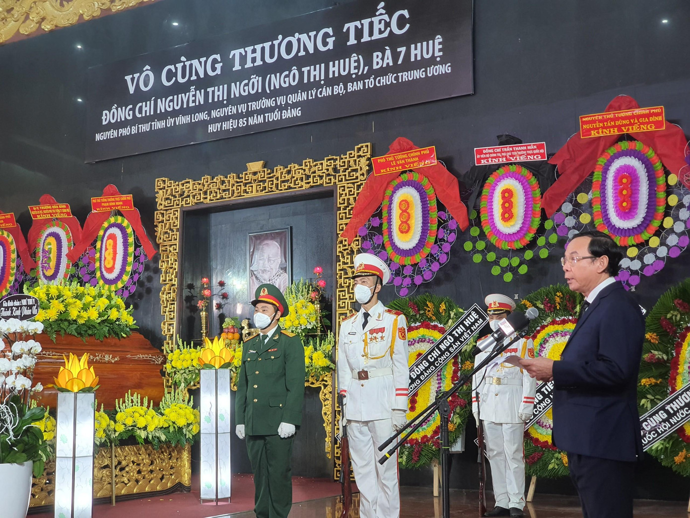 Ông Nguyễn Văn Nên, trưởng ban tang lễ đọc điếu văn.