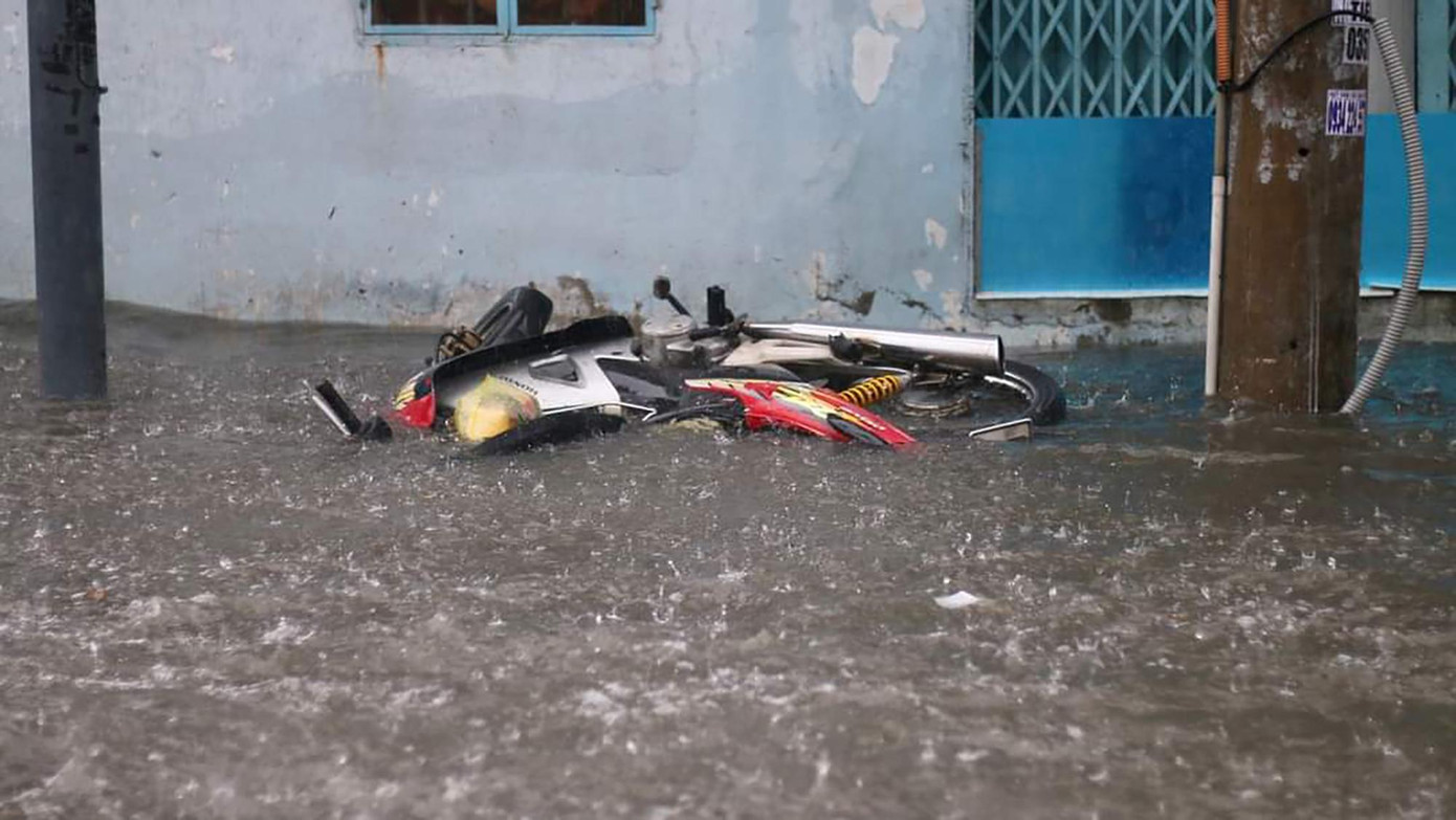 Ông Lê Đình Quyết - phó trưởng phòng dự báo Đài khí tượng thủy văn khu vực Nam Bộ, cho biết do gió mùa Tây Nam hoạt động mạnh lên, gây mưa lớn.