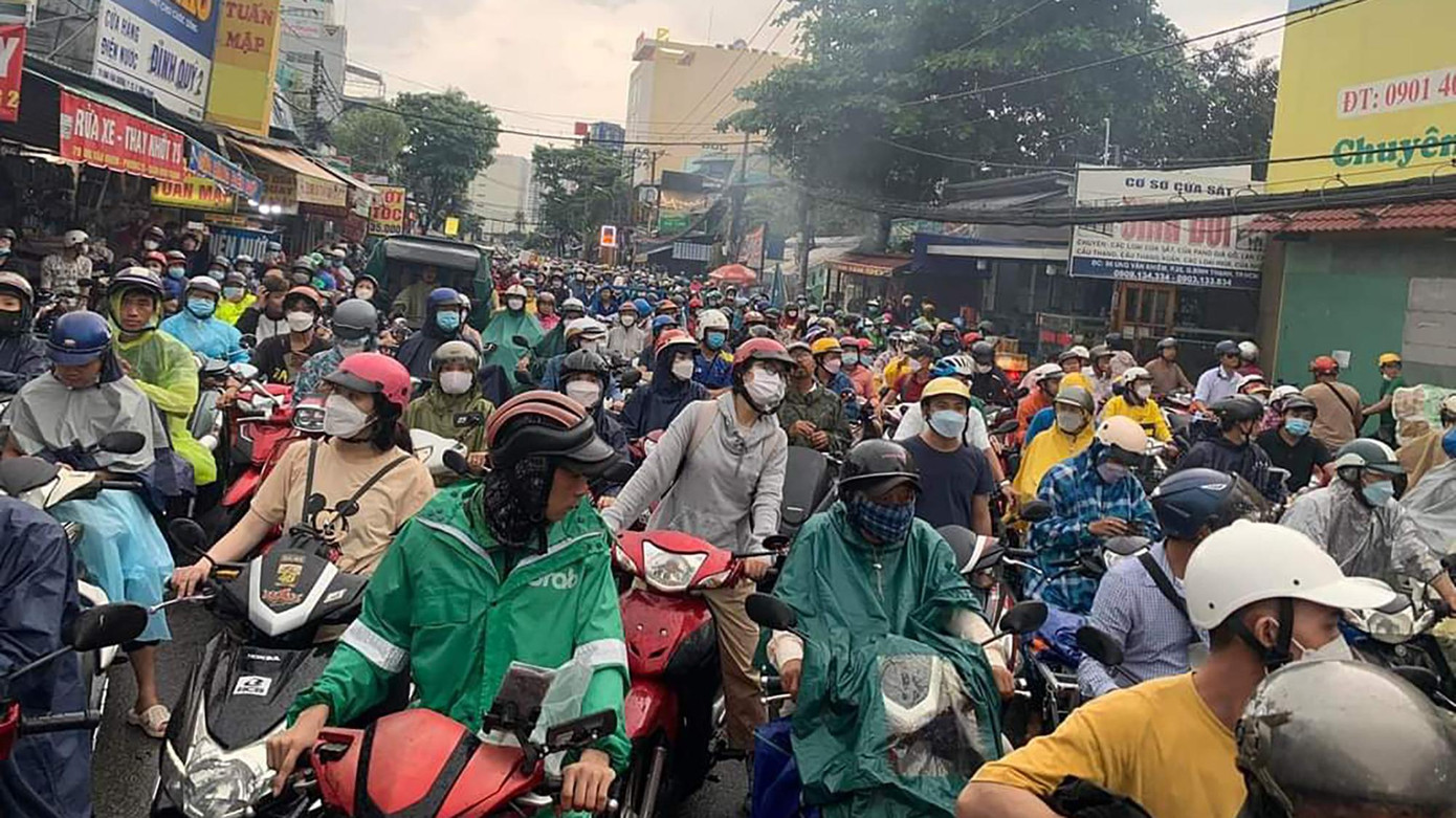 Chỉ trong 30 phút lượng mưa đo được tại trạm Mạc Đĩnh Chi - quận 1 là 23,2mm, Thủ Đức 46,4mm, Lê Minh Xuân - Bình Chánh 31,6mm. Mưa lớn gây ùn tắc, rối loạn giao thông trên nhiều tuyến đường