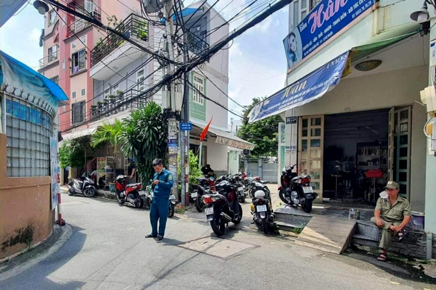 Con hẻm dẫn vào nhà nạn nhân được phong tỏa. Con hẻm dẫn vào nhà nạn nhân được phong tỏa.