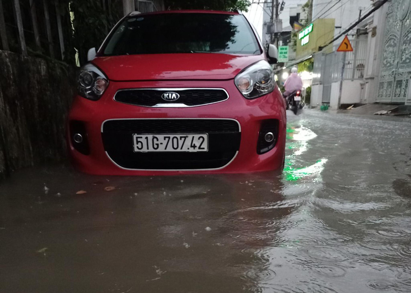 Con hẻm trên đường Nguyễn Hữu Cảnh ngập sâu sau cơn mưa. Con hẻm trên đường Nguyễn Hữu Cảnh ngập sâu sau cơn mưa.