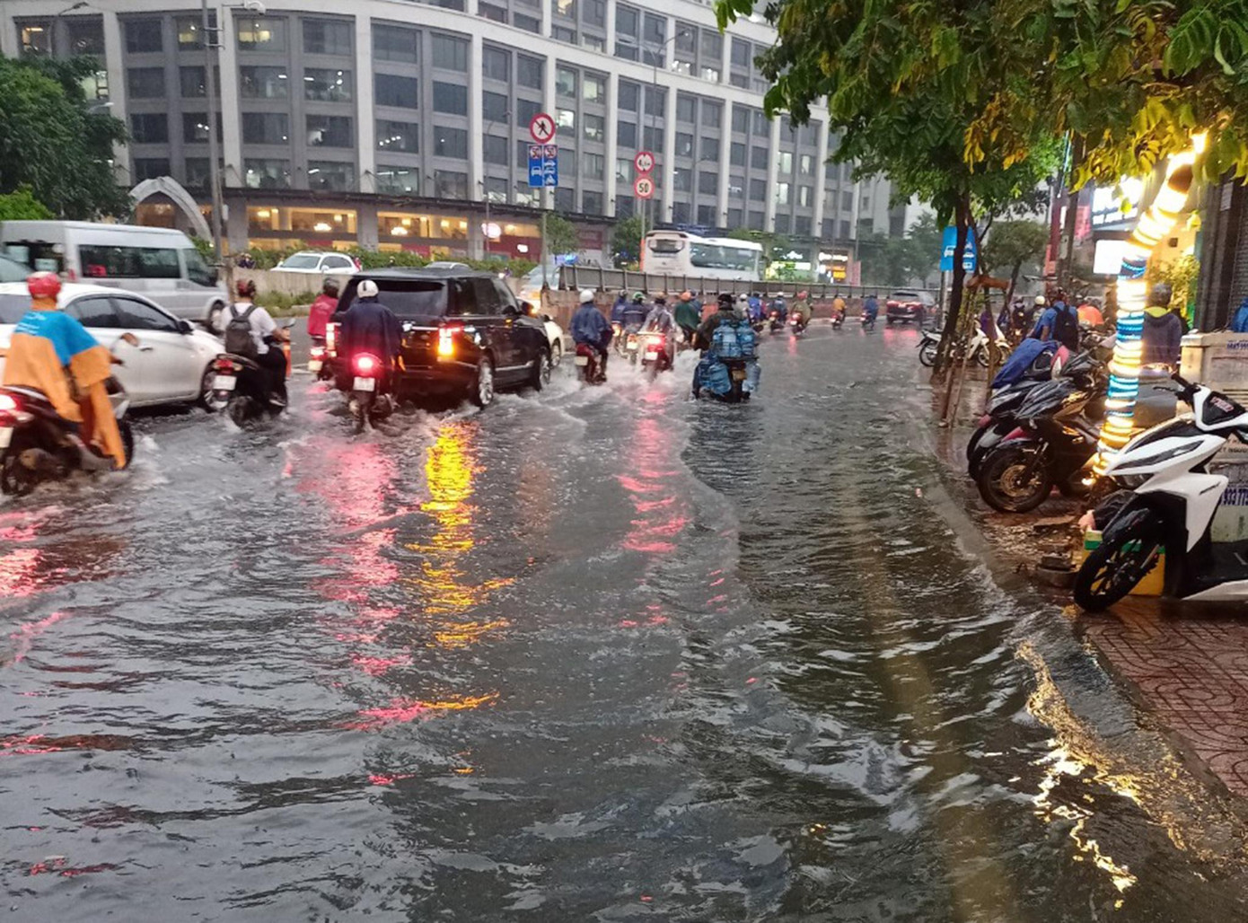 Đường Nguyễn Hữu Cảnh ngập chiều 2/6. Đường Nguyễn Hữu Cảnh ngập chiều 2/6.