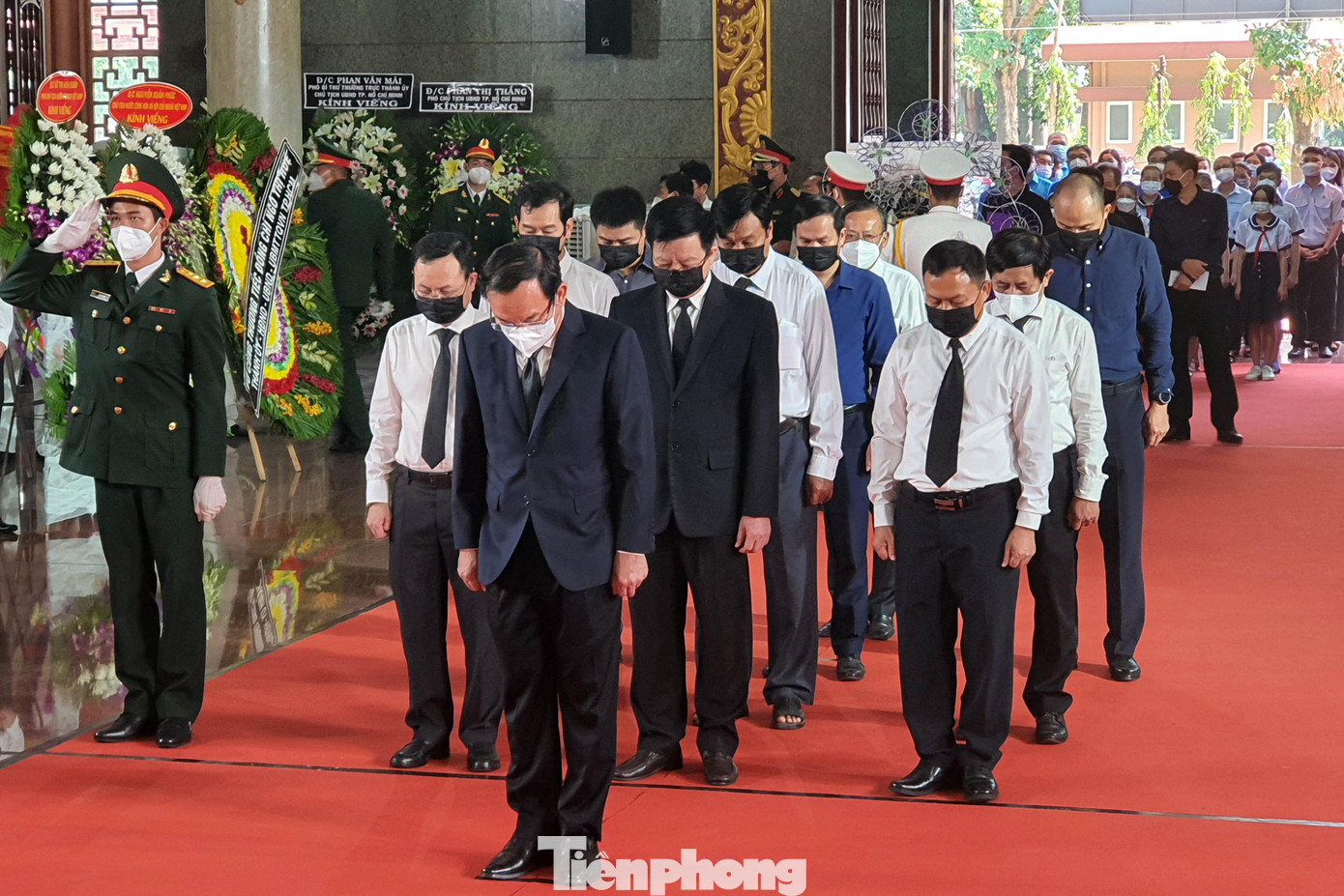 Đoàn Ban Bí thư Trung ương Đảng do ông Nguyễn Văn Nên, Ủy viên Bộ Chính trị, Bí thư Thành ủy TPHCM làm trưởng đoàn, vào viếng bà Ngô Thị Huệ.