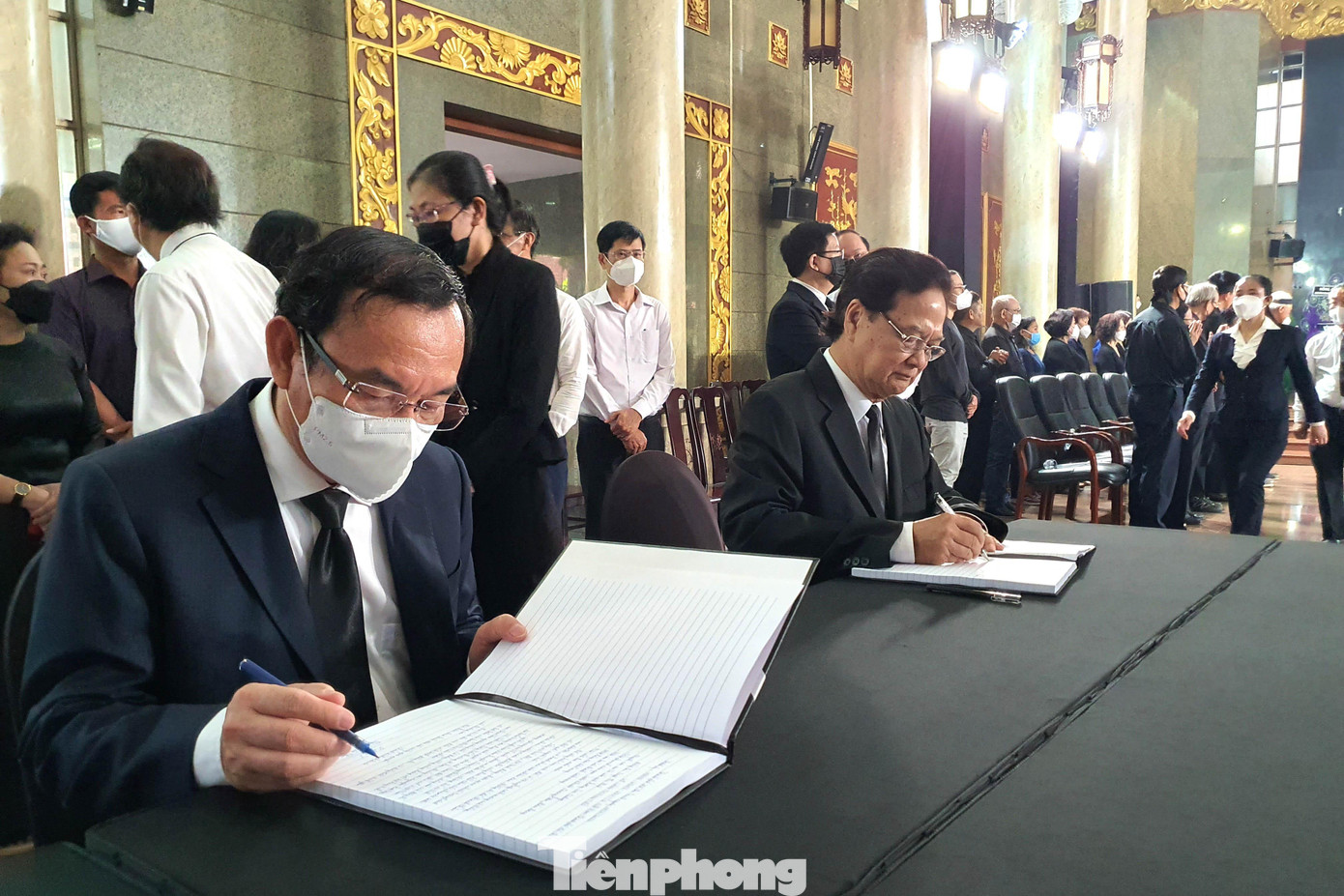 Bí thư Thành ủy TPHCM Nguyễn Văn Nên và nguyên Thủ tướng Chính phủ Nguyễn Tấn Dũng ghi sổ tang chia buồn cùng gia đình bà Ngô Thị Huệ. Bí thư Thành ủy TPHCM Nguyễn Văn Nên và nguyên Thủ tướng Chính phủ Nguyễn Tấn Dũng ghi sổ tang chia buồn cùng gia đình bà Ngô Thị Huệ.