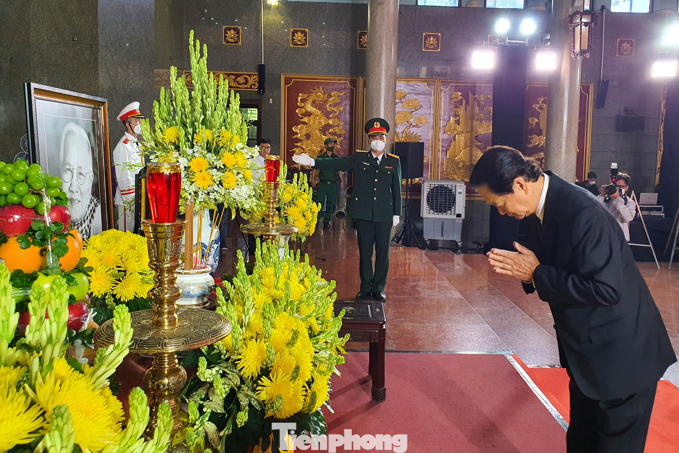 Nguyên Thủ tướng Chính phủ Nguyễn Tấn Dũng đến viếng bà Ngô Thị Huệ. Nguyên Thủ tướng Chính phủ Nguyễn Tấn Dũng đến viếng bà Ngô Thị Huệ.