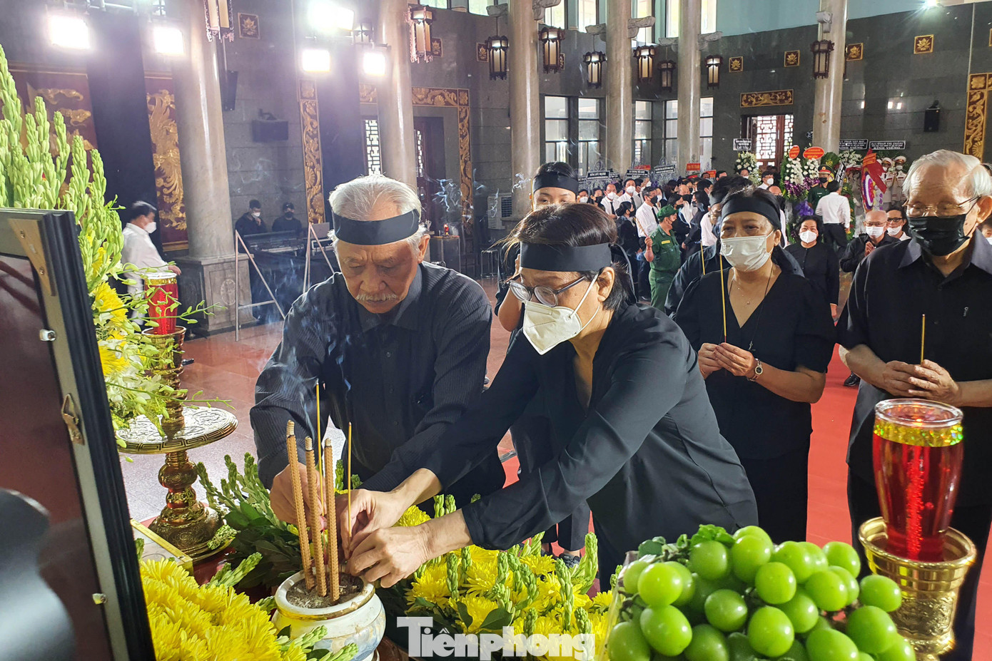 Người thân, gia đình thắp nhang viếng bà Ngô Thị Huệ. Người thân, gia đình thắp nhang viếng bà Ngô Thị Huệ.