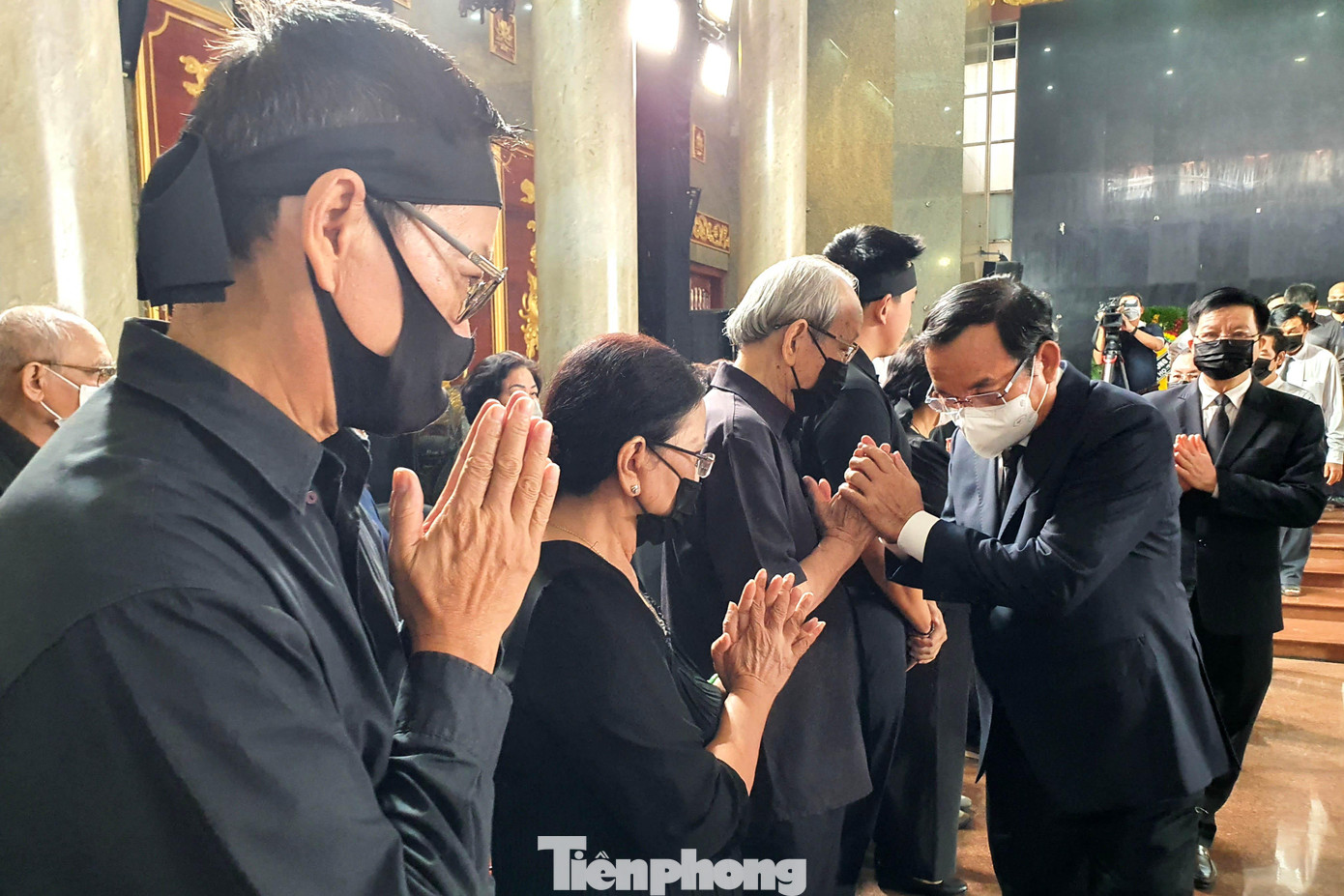 Bí thư Thành ủy TPHCM Nguyễn Văn Nên chia buồn cùng gia đình bà Ngô Thị Huệ. Bí thư Thành ủy TPHCM Nguyễn Văn Nên chia buồn cùng gia đình bà Ngô Thị Huệ.