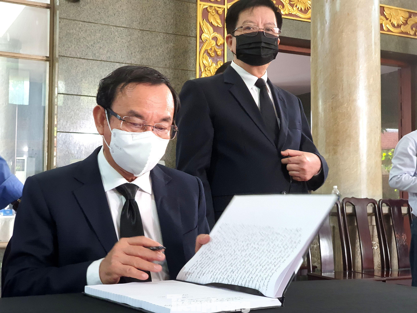 Ông Nguyễn Văn Nên, Ủy viên Bộ Chính trị, Bí thư Thành ủy TPHCM thay mặt đoàn Ban Bí thư Trung ương Đảng ghi sổ tang.