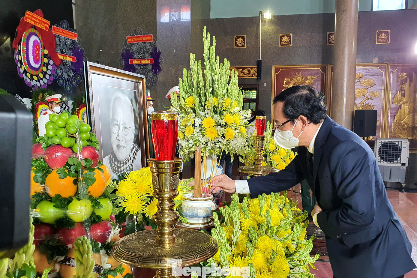 Đoàn Ban Bí thư Trung ương Đảng do đồng chí Nguyễn Văn Nên, Ủy viên Bộ Chính trị, Bí thư Thành ủy TPHCM làm trưởng đoàn vào viếng. Đoàn Ban Bí thư Trung ương Đảng do đồng chí Nguyễn Văn Nên, Ủy viên Bộ Chính trị, Bí thư Thành ủy TPHCM làm trưởng đoàn vào viếng.