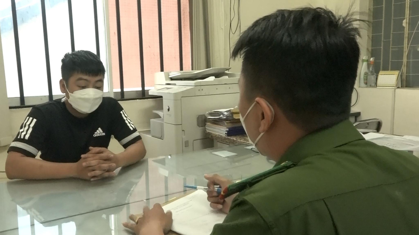 Công an lấy lời khai đối tượng.