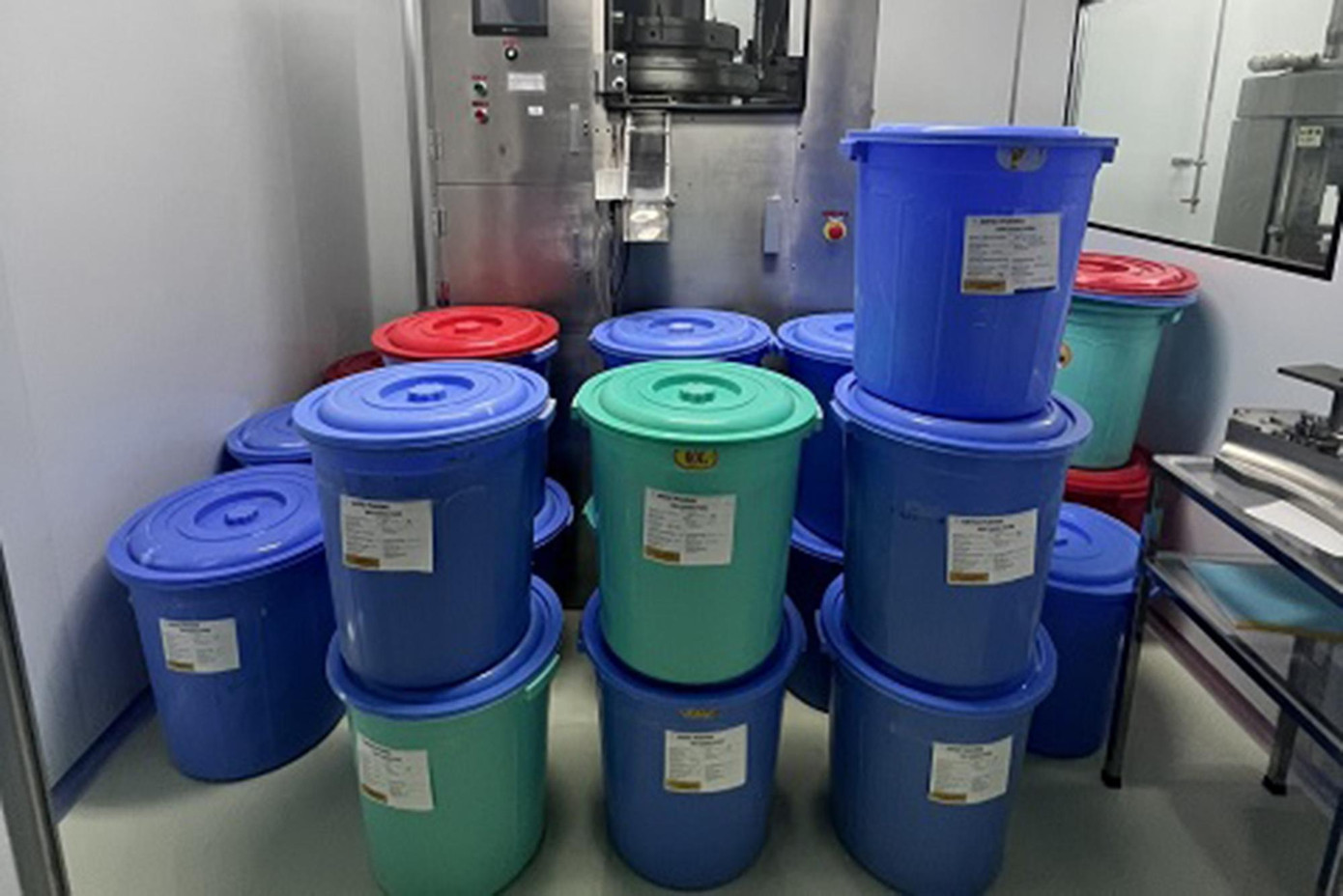 Lượng lớn nguyên liệu sản xuất tân dược giả bị thu giữ. Lượng lớn nguyên liệu sản xuất tân dược giả bị thu giữ.