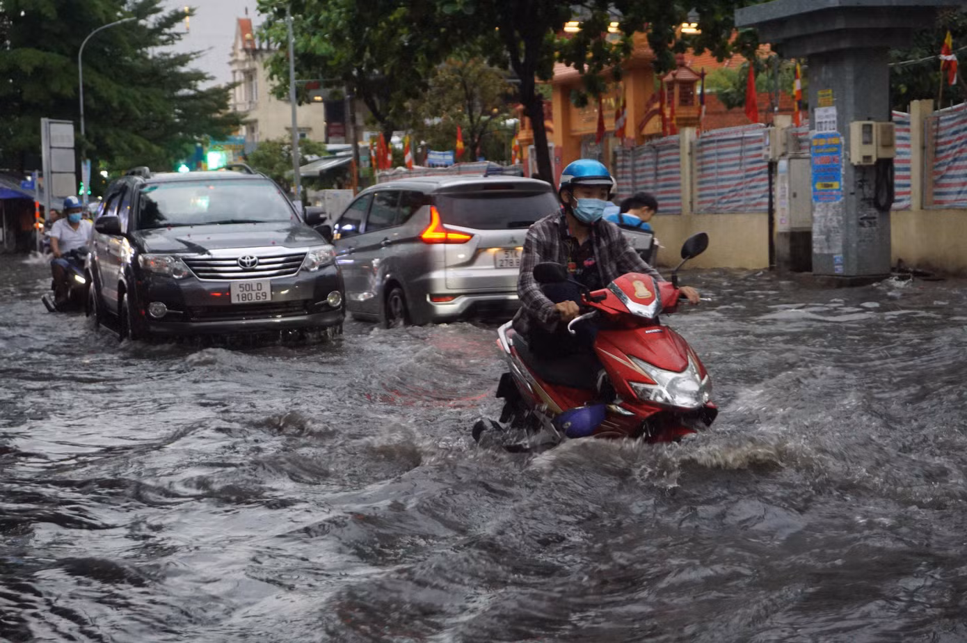 Khu vực phường Thảo Điền thường xuyên ngập do mưa. Khu vực phường Thảo Điền thường xuyên ngập do mưa.