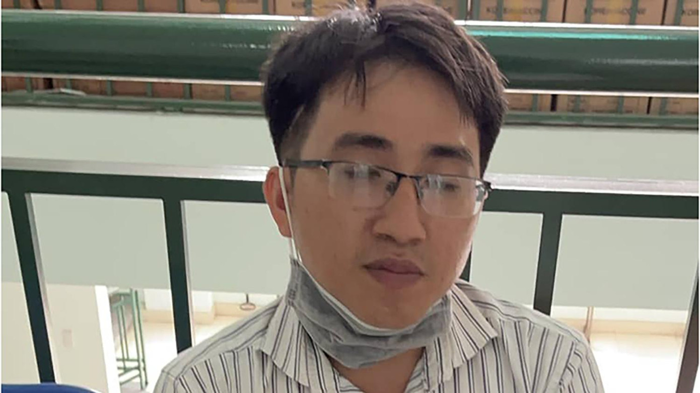 Trần Quang Sơn tại cơ quan Công an.