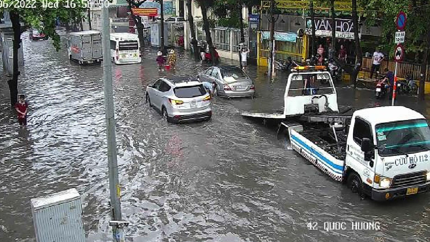 Trong vài giờ tới, các khối mây dông sẽ phát triển thêm và gây mưa kèm dông cho các khu vực kể trên rồi mở rộng ra toàn thành phố.