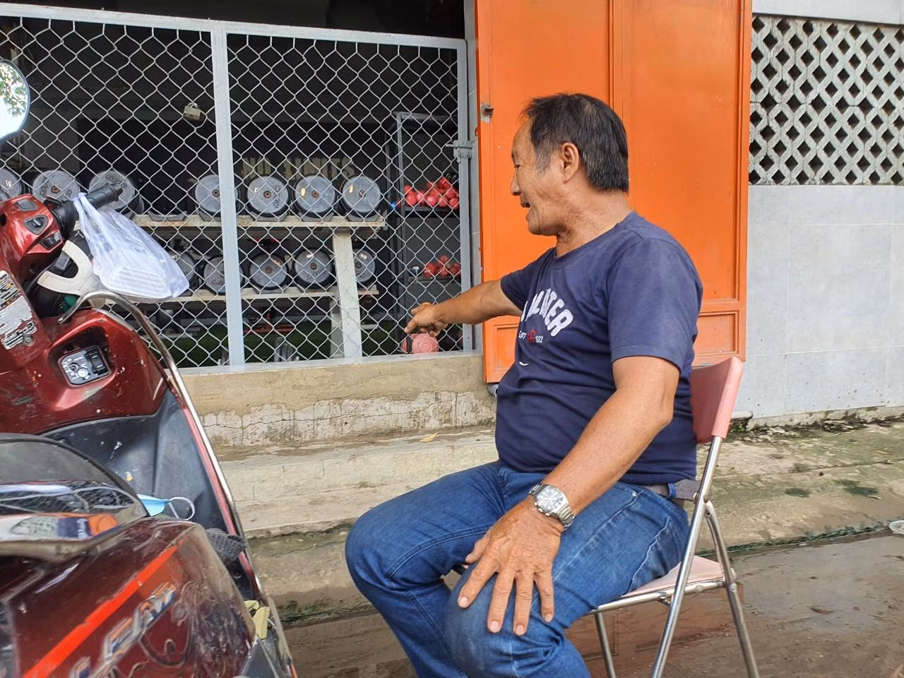 Ông Dũng chỉ vào bậc thềm cao hơn 50cm nhưng nước vẫn tràn vào nhà. Ông Dũng chỉ vào bậc thềm cao hơn 50cm nhưng nước vẫn tràn vào nhà.