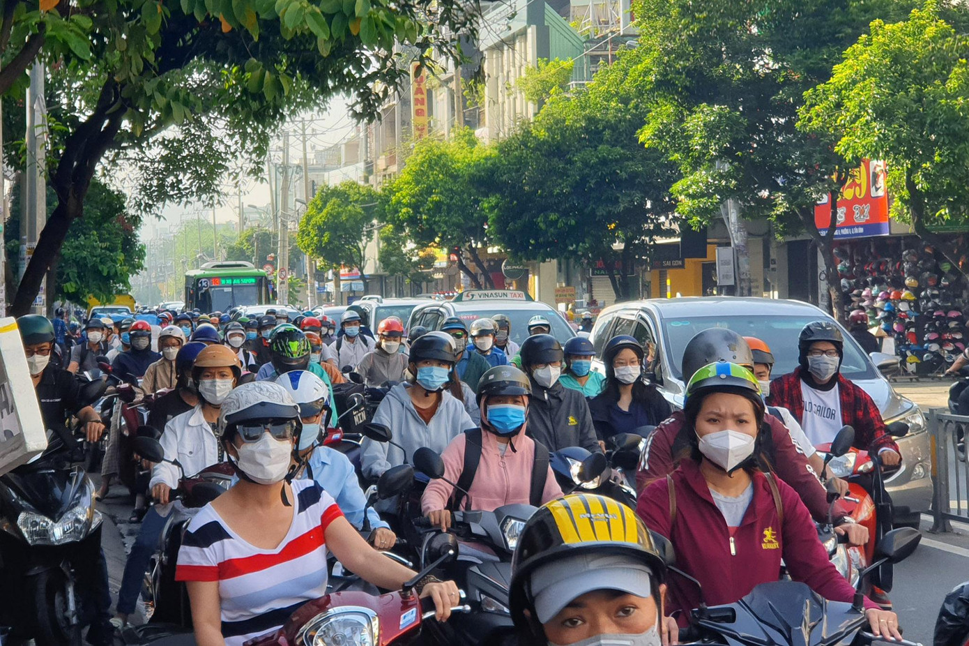 Tai nạn khiến giao thông qua khu vực ùn tắc kéo dài. Tai nạn khiến giao thông qua khu vực ùn tắc kéo dài.