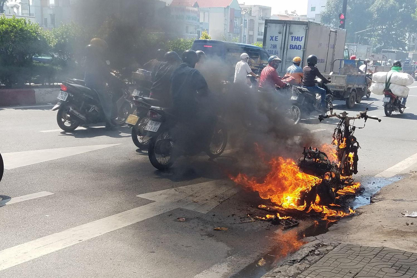 Chiếc xe máy bốc cháy nghi ngút.