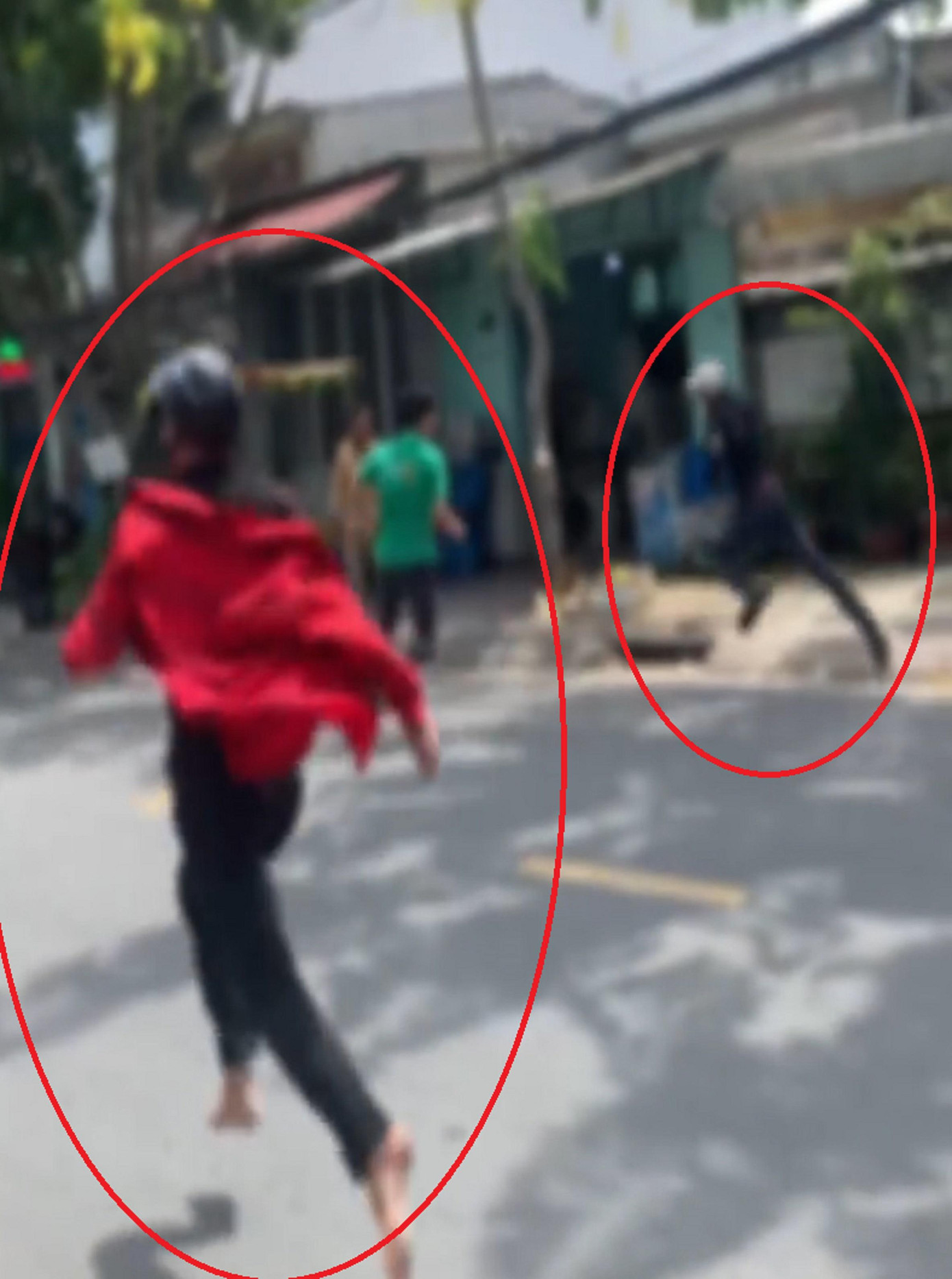 Hai tên cướp bỏ chạy khi bị truy đuổi. Hai tên cướp bỏ chạy khi bị truy đuổi.