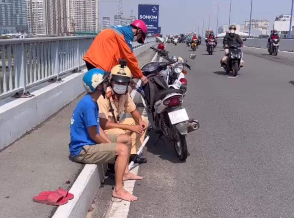 CSGT nói chuyện, trấn an anh C. bỏ ý định tự tử. CSGT nói chuyện, trấn an anh C. bỏ ý định tự tử.