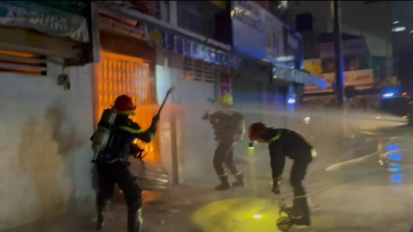 Cảnh sát phá cửa tiếp cận đám cháy.