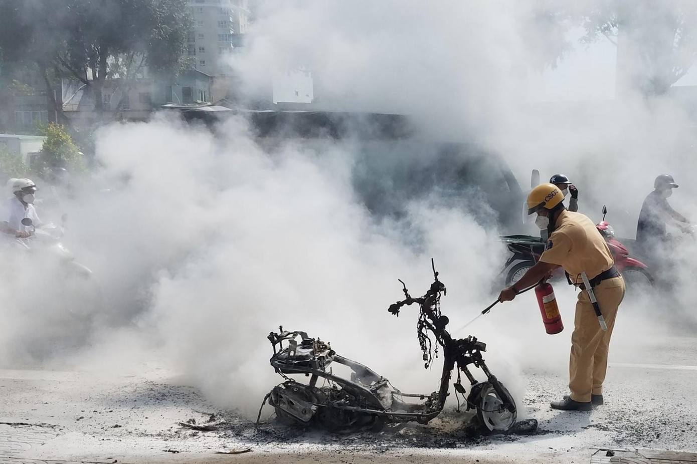 Xe máy cháy trơ khung sắt.
