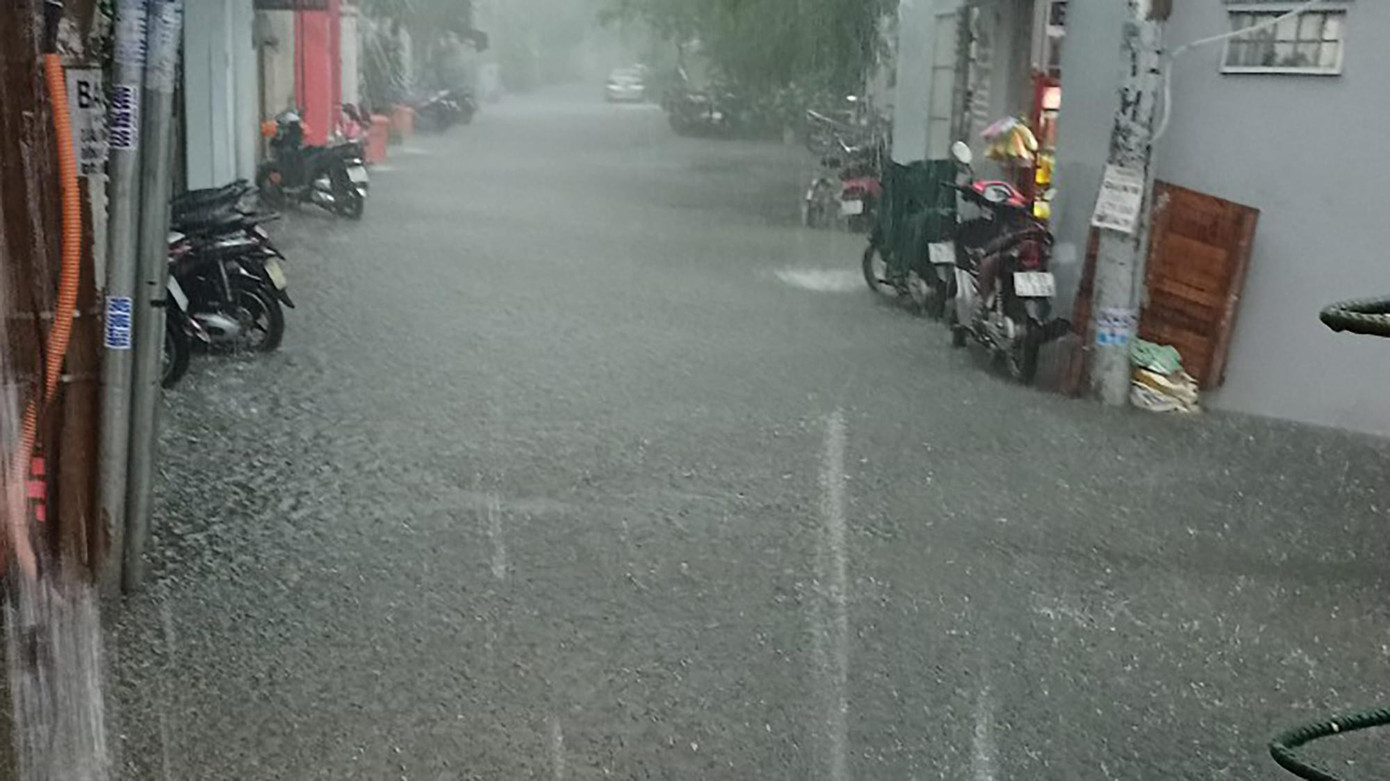 Ứng dụng UDI của Công ty TNHH MTV Thoát nước đô thị cũng cảnh báo nhiều điểm như đường Ung Văn Khiêm, quận Bình Thạnh, Quốc Hương, Tô Ngọc Vân, Lê Thị Hoa, TP Thủ Đức bị ngập sâu kéo dài nhiều giờ.